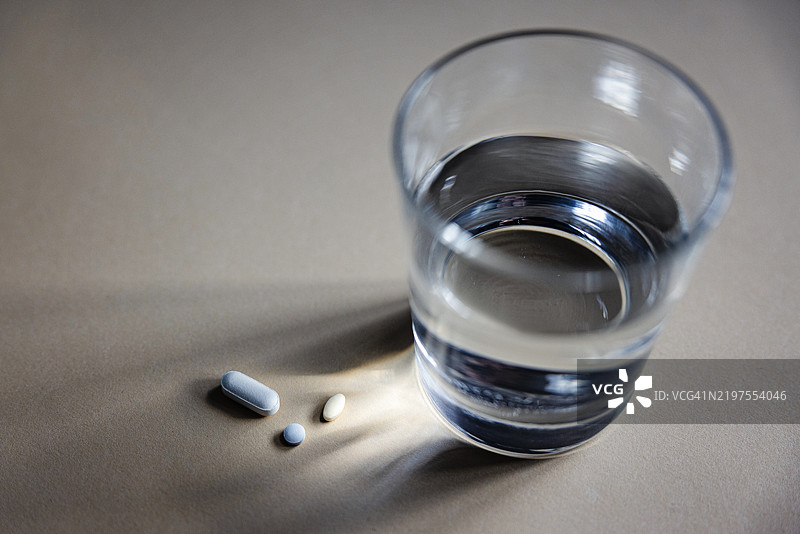 装有药丸的水杯图片素材