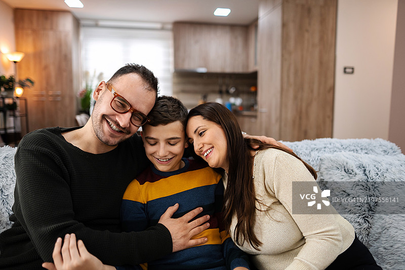 幸福的家庭在家中相拥微笑图片素材