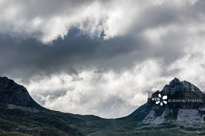 杜尔米托尔国家公园上空的戏剧性天空图片素材