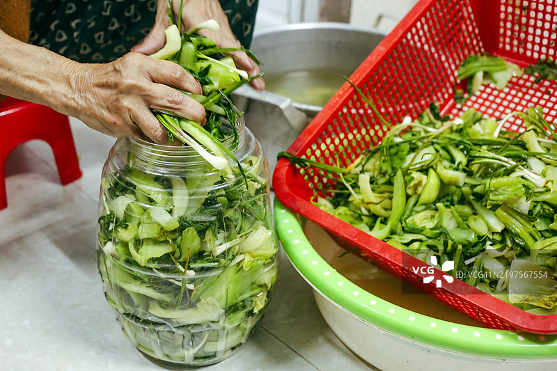 在越南中部制作腌制芥菜图片素材