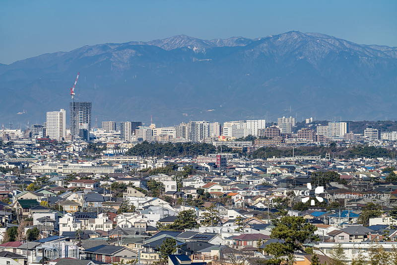 日本神奈川县的雪山与住宅区图片素材