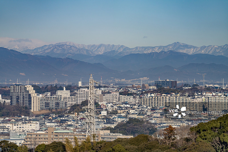 日本神奈川县的雪山和住宅区图片素材