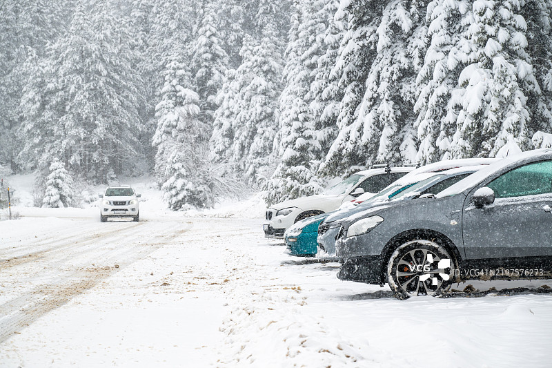 冬季森林停车场里的积雪覆盖的汽车图片素材