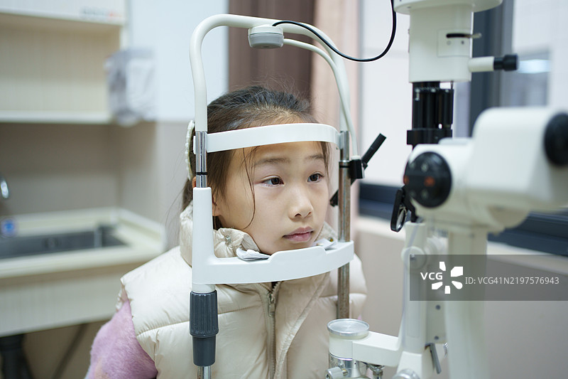 亚洲小女孩正在进行视力测试图片素材