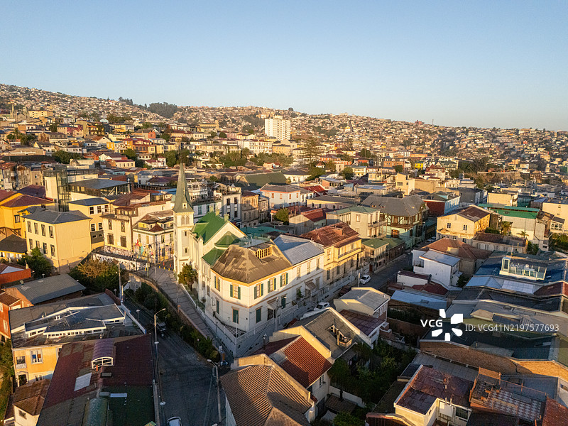 智利瓦尔帕莱索市日落时分的生动城市全景图片素材
