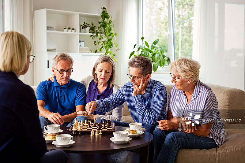 退休之家里的老年人下棋图片素材