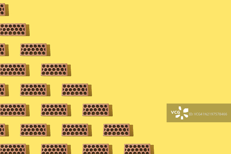 红砖图案，左侧，黄色背景。建筑，投资，工作，翻新，房屋，抵押贷款图片素材