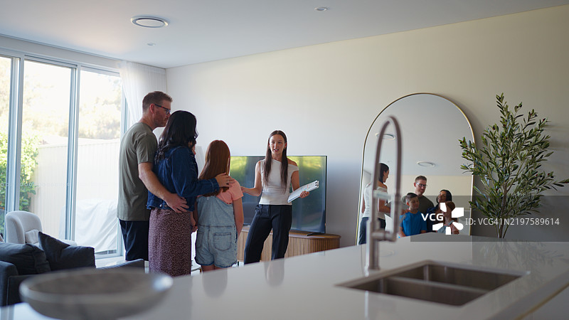 房地产经纪人在客厅向一家人讲解房屋特点图片素材