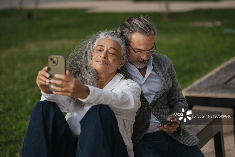 我们喜欢拍自拍照图片素材