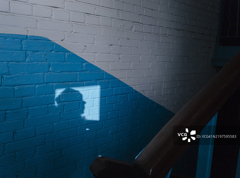 傍晚时分，城市环境中的楼梯上光影交错。图片素材