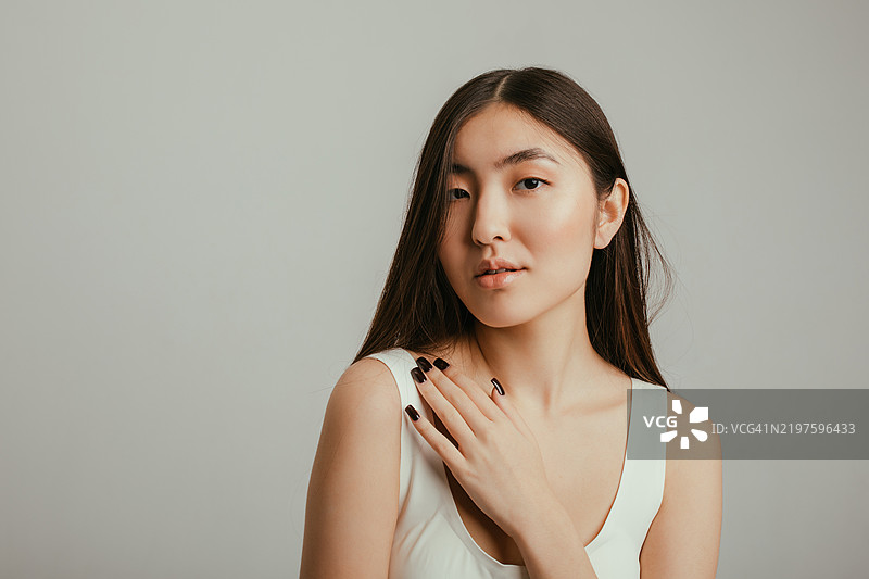 自信的年轻韩国女性肖像，妆容自然，肌肤完美图片素材