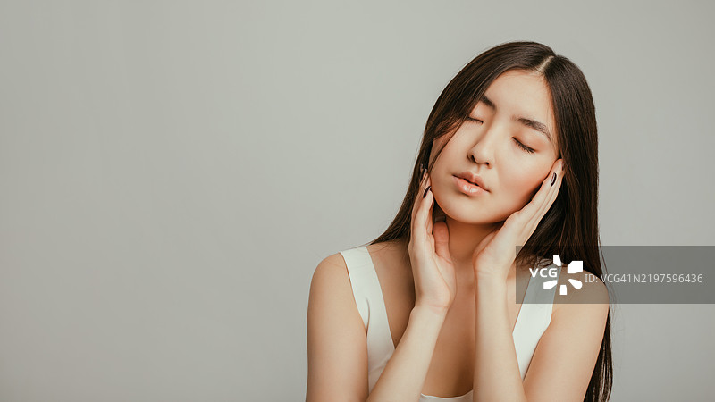 闭眼放松姿势的亚洲女性肖像图片素材