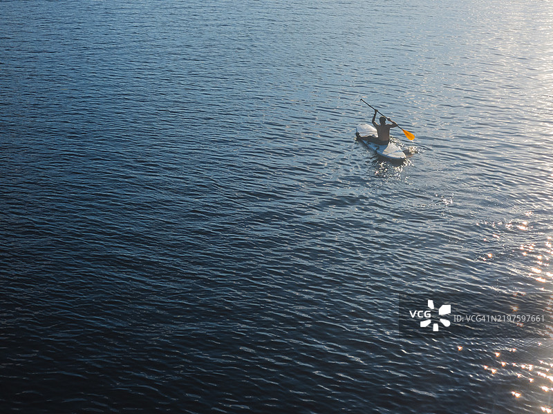 在基辅的水面上，在温暖的下午阳光下划船，享受宁静。图片素材