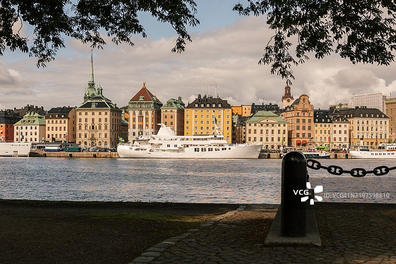 一个靠近水边的大城市步道。图片素材