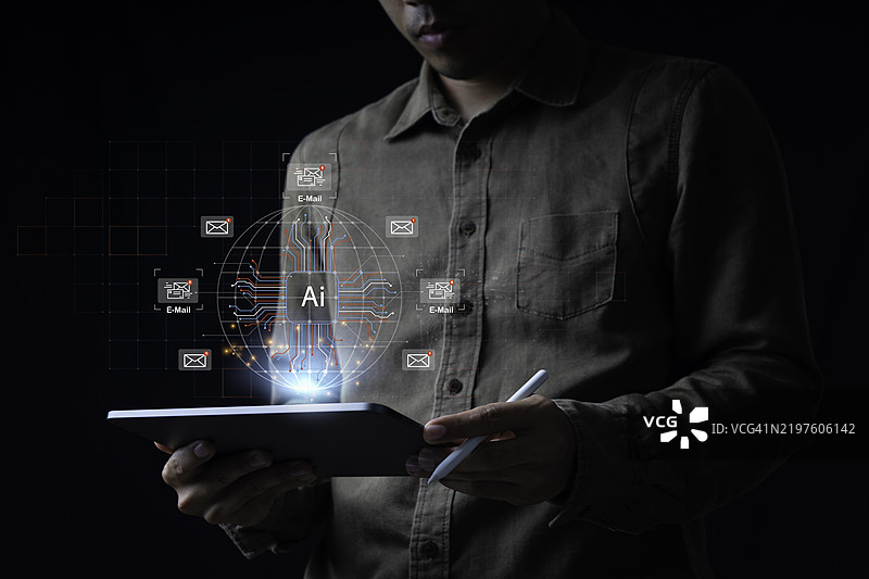 一位商人在他的笔记本电脑上收到新邮件通知，象征着数字营销。图片素材