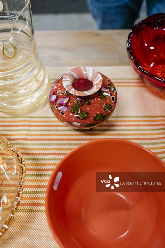 跳蚤市场的二手物品，复古怀旧风格的物品图片素材