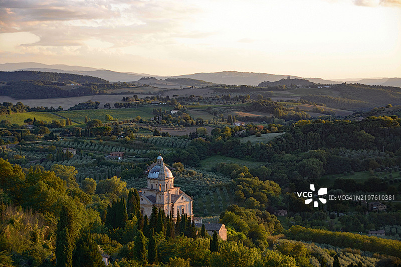 蒙特普尔恰诺 - 山谷中的圣比亚乔教堂图片素材
