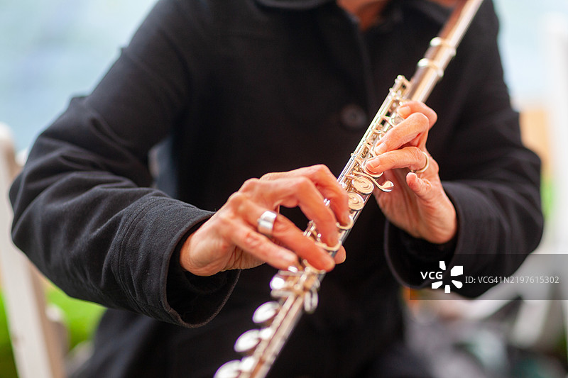 在音乐会上演奏长笛的女性图片素材