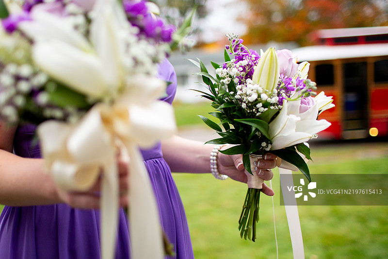 女性手持色彩缤纷的婚礼花束图片素材
