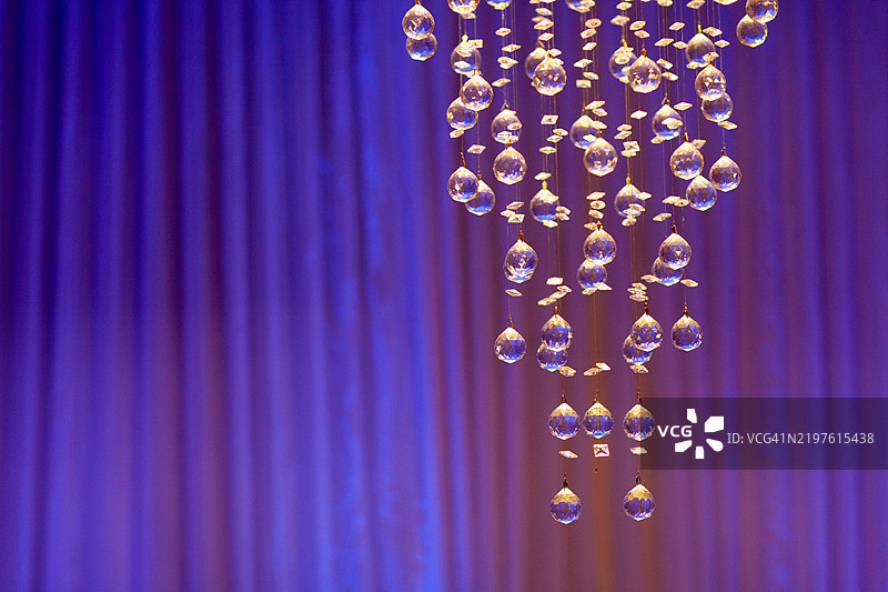 水晶吊灯悬挂着图片素材