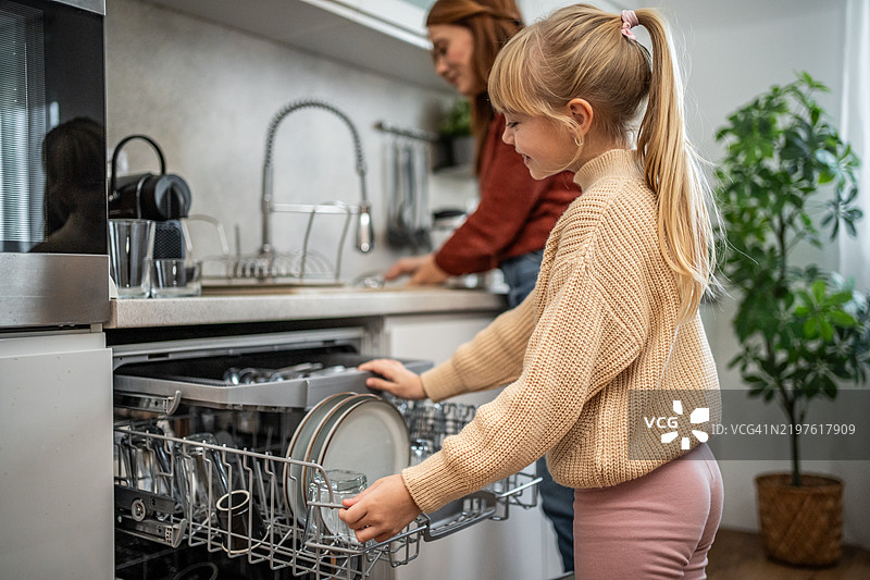 母女一起整理餐具图片素材