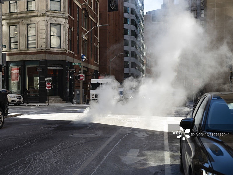 波士顿市中心冬日阳光下街道上的蒸汽加热图片素材