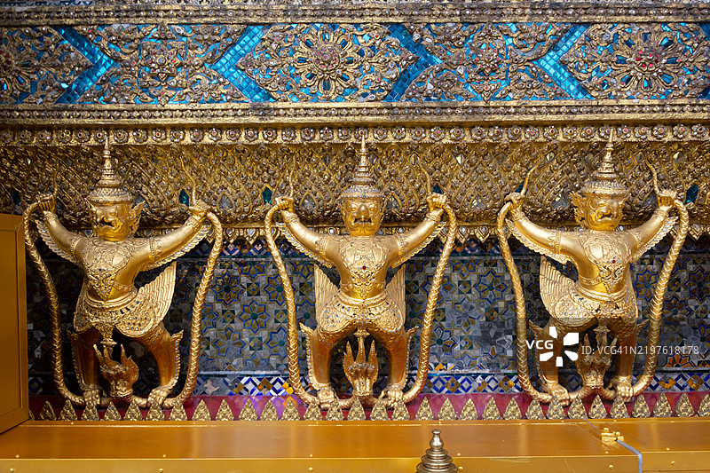 曼谷大皇宫的法乌博索特殿前的加鲁达雕像排成一行。图片素材