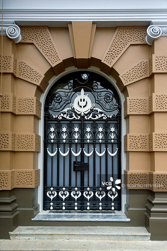 曼谷大皇宫的查克里玛哈普拉萨特宫门装饰着查克里王朝的徽章。图片素材