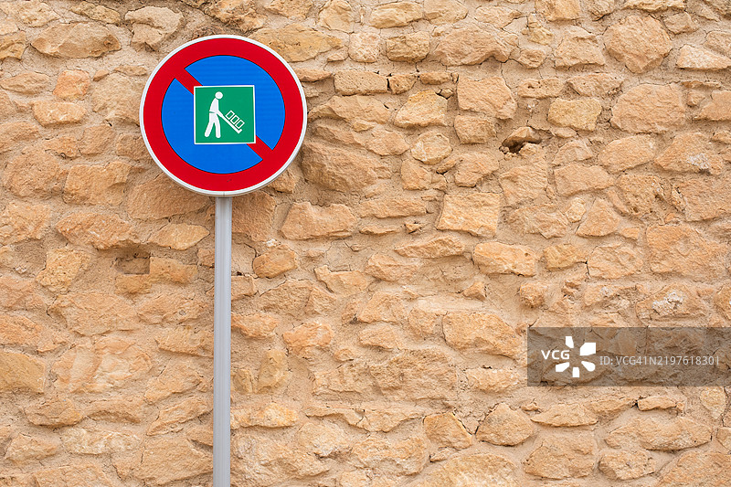 警告标志/禁止停车，圣巴巴拉城堡，阿利坎特图片素材