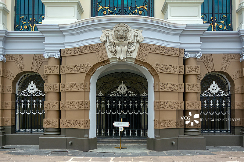 曼谷大皇宫的查克里玛哈普拉萨特宫殿大门装饰着查克里王朝的徽章。图片素材