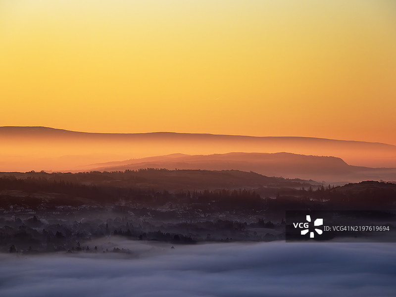 从温斯费尔德俯瞰安布尔赛德的博兰山脉日出，湖区，英国。图片素材
