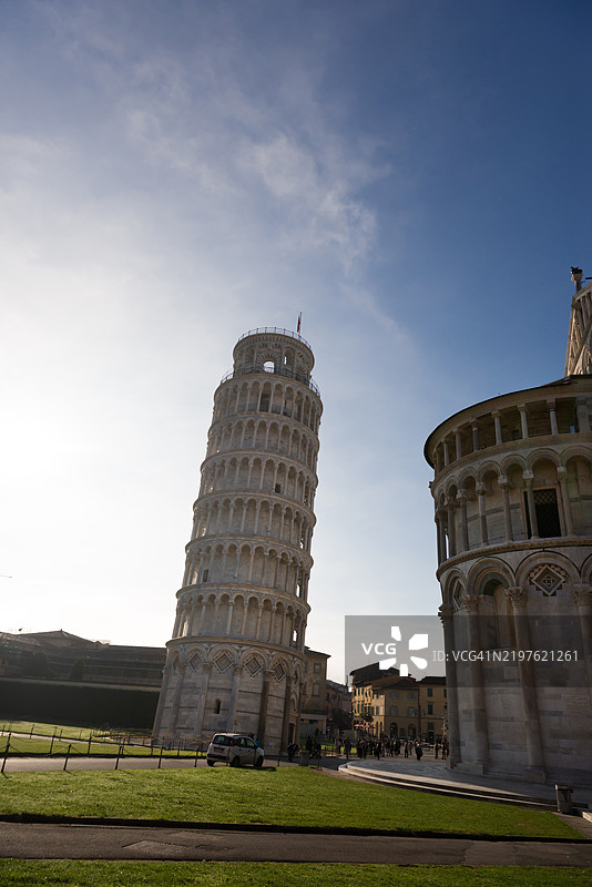 比萨城奇迹广场的比萨斜塔，晨光下的蓝天图片素材
