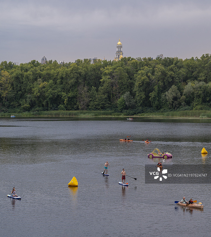 在基辅拉夫拉附近的平静水域上划桨，温暖的夏夜邀请人们探索。图片素材