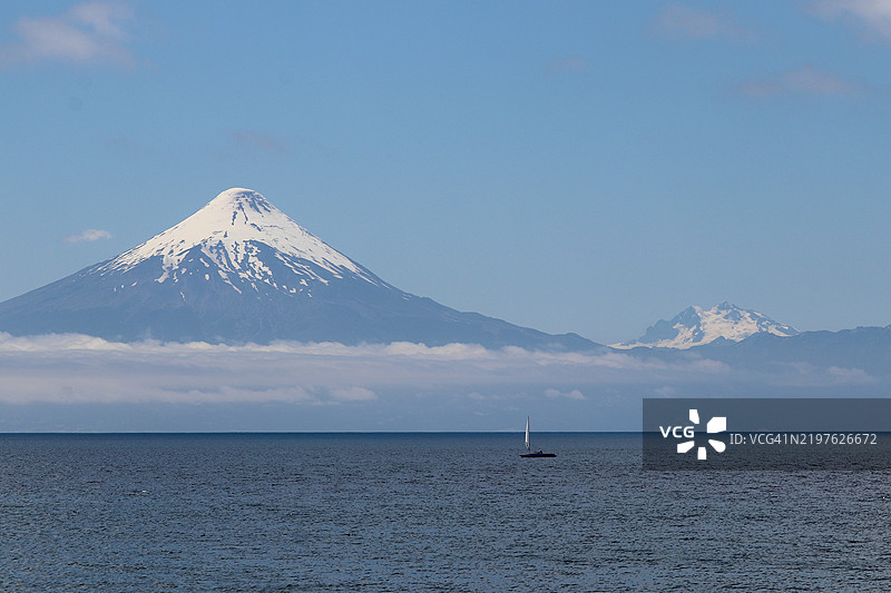 奥索尔诺火山与湖泊之间有一层薄薄的云层。图片素材