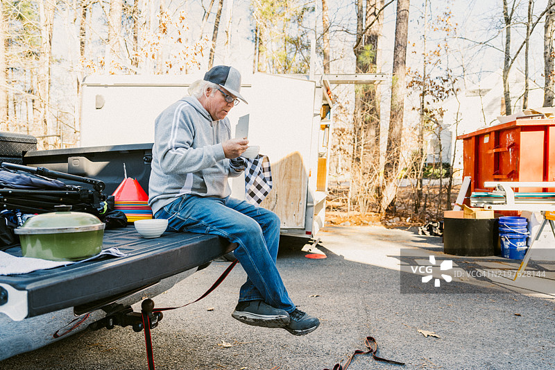 建筑工人在尾门上休息吃午餐图片素材