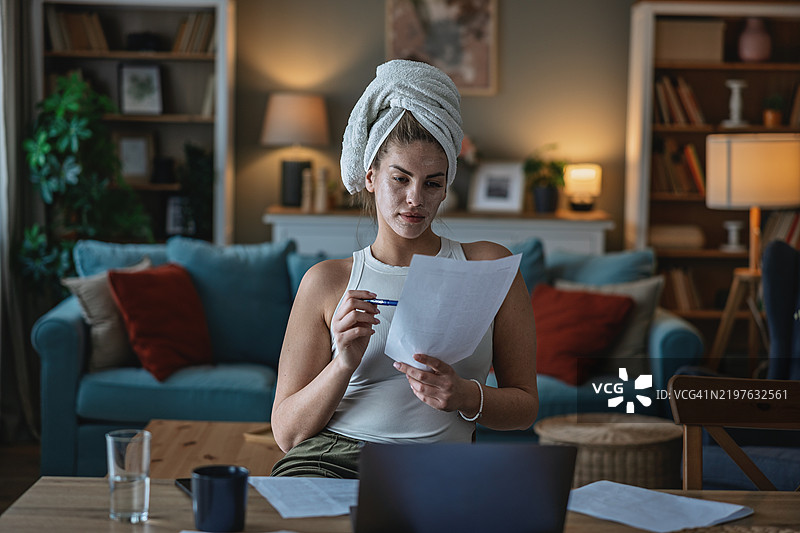 戴着面罩的女性图片素材