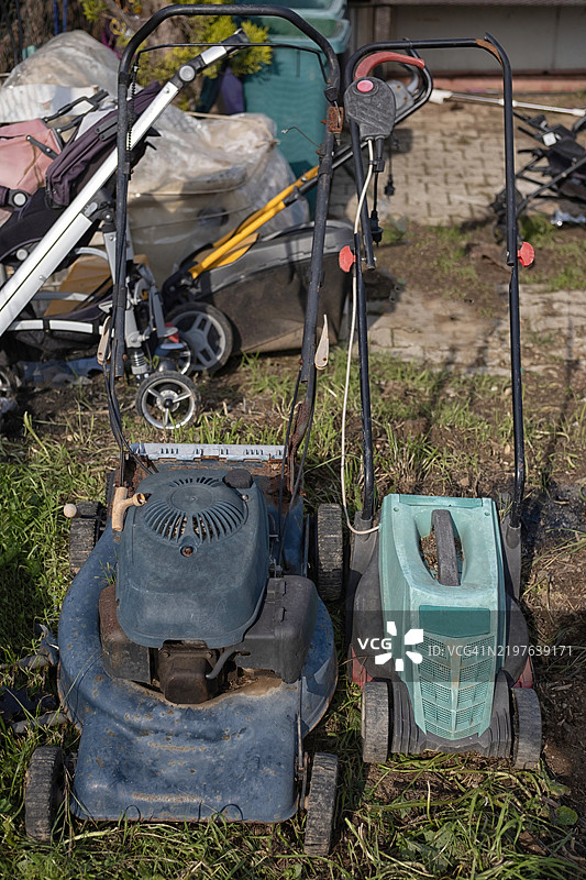 废料场中旧割草机的高角度视图。图片素材