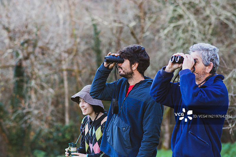 鸟类观察者在森林中用望远镜观察自然图片素材