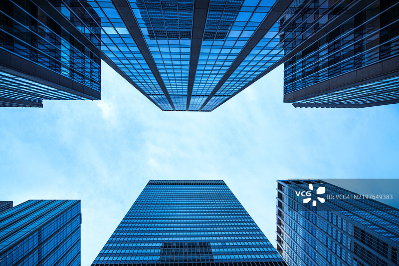 从地面视角看纽约市的摩天大楼图片素材