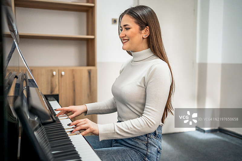 女钢琴家在创作音乐图片素材