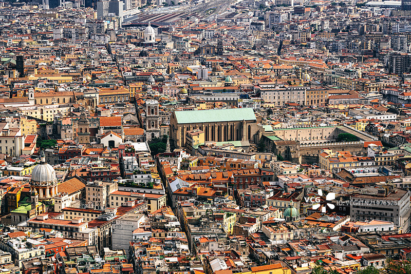 那不勒斯城市全景，突出历史地标和城市建筑图片素材