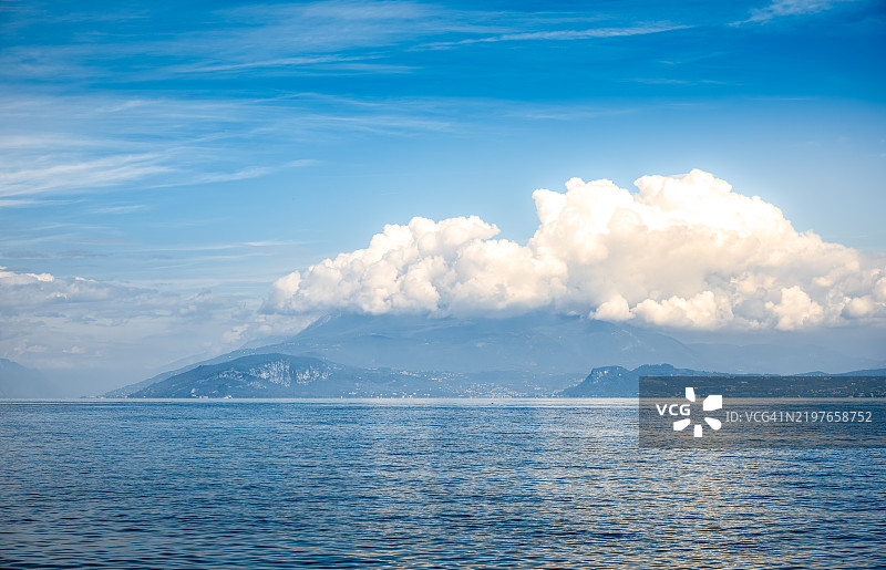 湖对面悬挂着一朵戏剧性的云彩图片素材