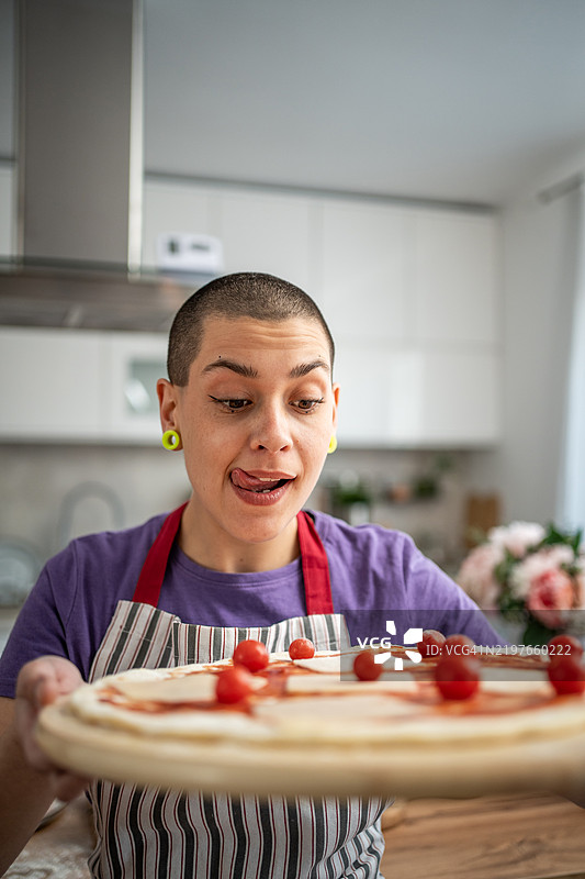 自制披萨，准备放入烤箱图片素材