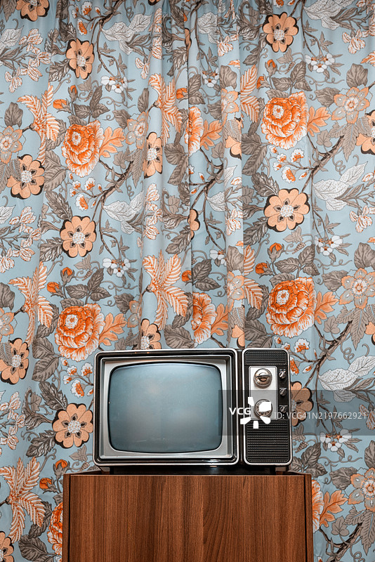 复古管式电视在客厅中图片素材