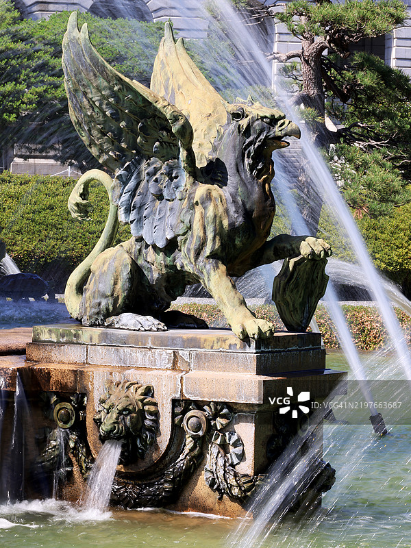 位于日本东京赤坂宫国家宾馆喷泉中的狮鹫图片素材
