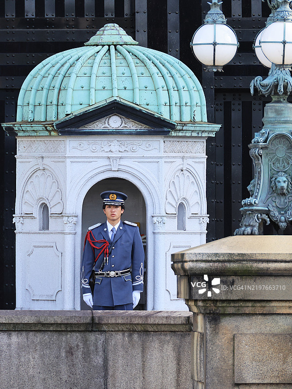 东京皇宫大门前的帝国卫兵警察哨兵。图片素材