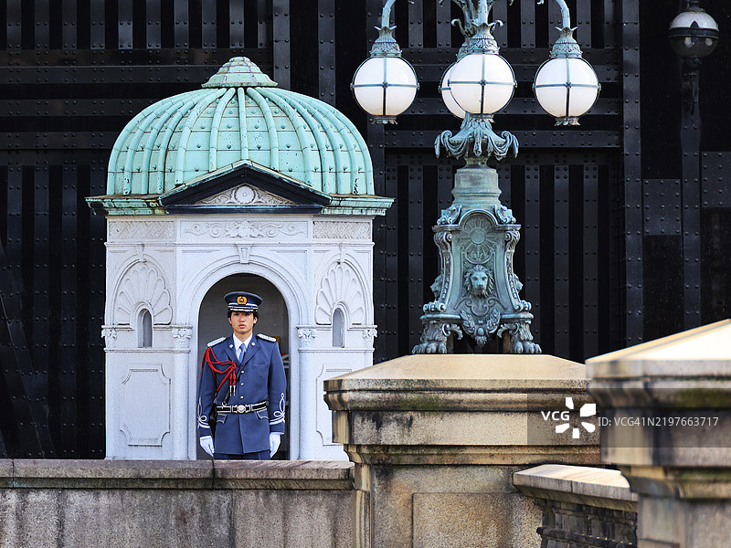 东京皇宫大门前的帝国卫兵警察哨兵。图片素材