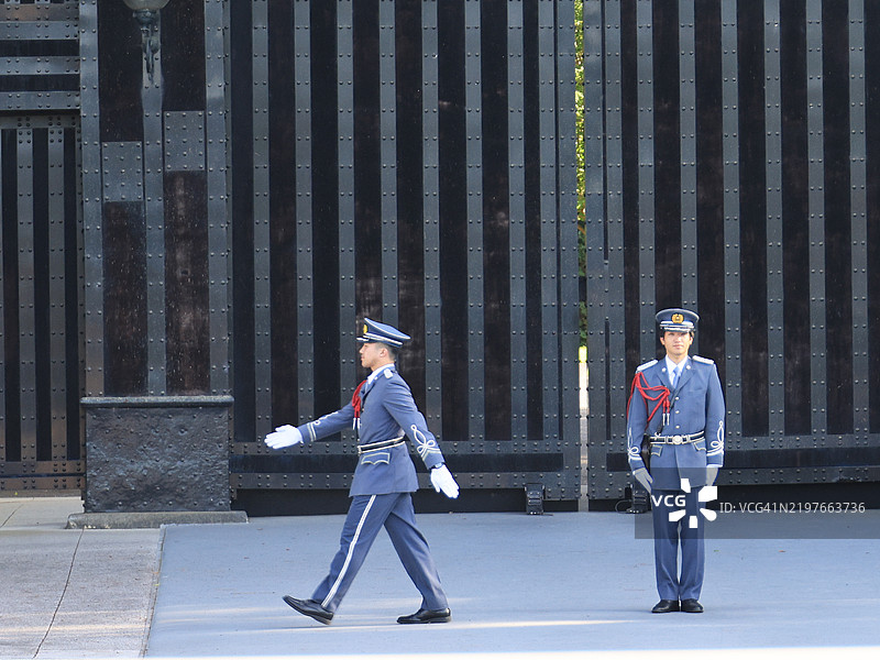 日本东京皇宫坂下门的皇宫卫兵换岗仪式。图片素材