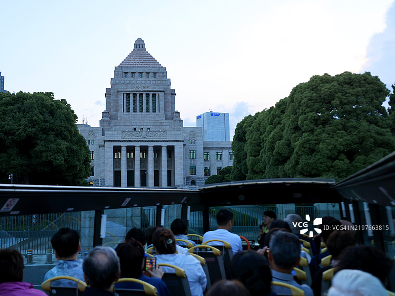 东京日本的开放式巴士游览中的国会大厦（首都）图片素材