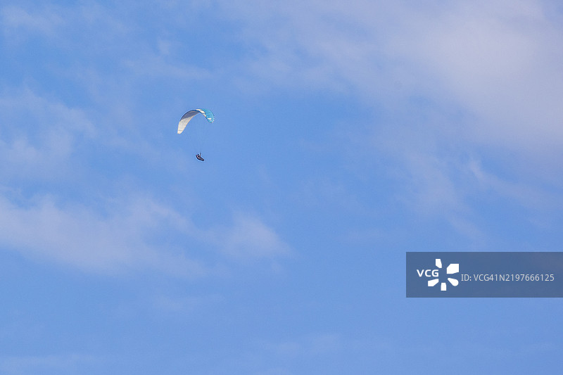 美丽的云朵和一名滑翔伞飞行者图片素材